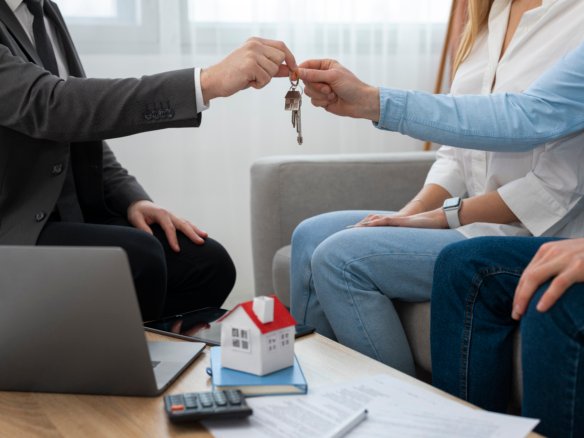 Persona revisando una lista de preguntas antes de comprar una casa.