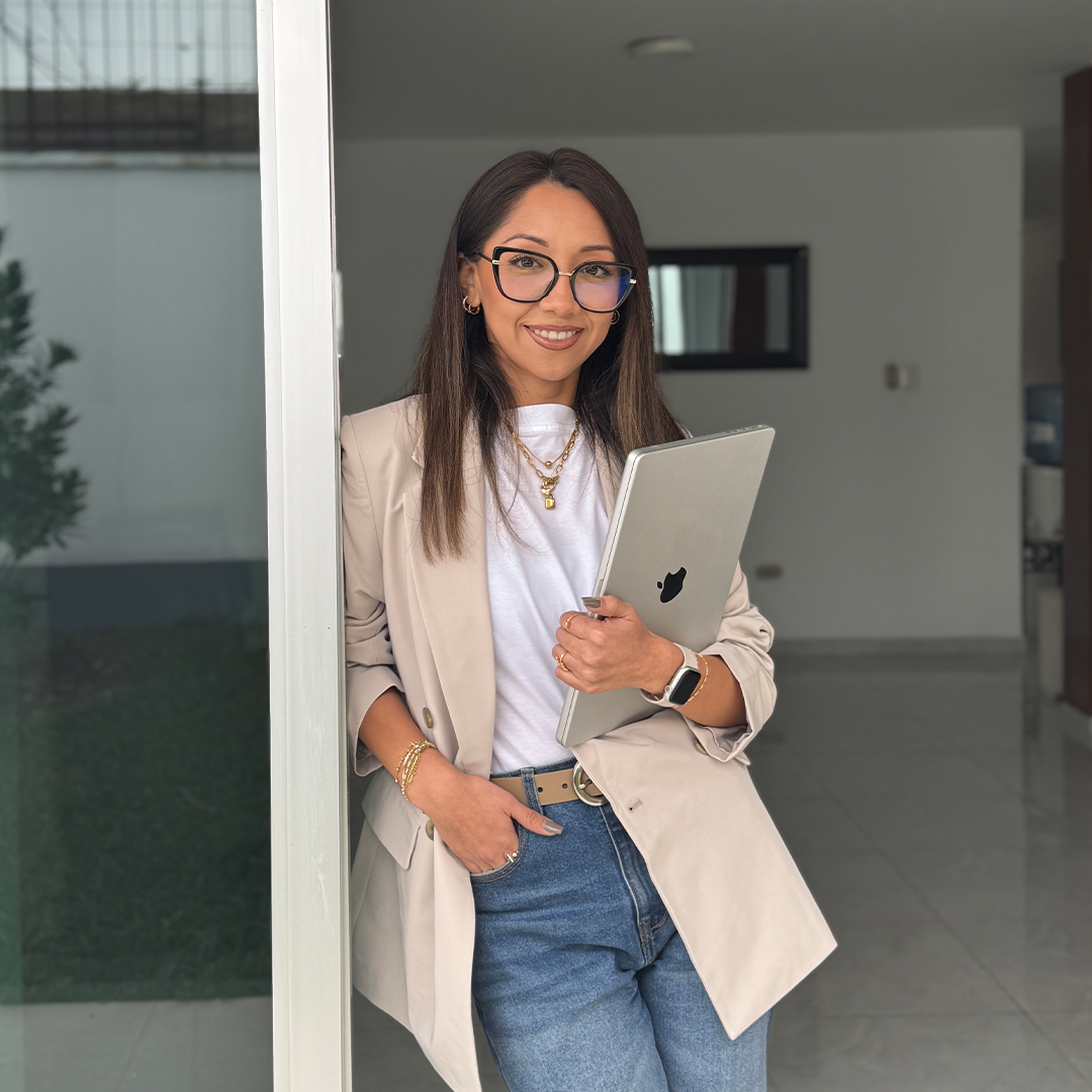 agente inmobiliaria con laptop en una casa